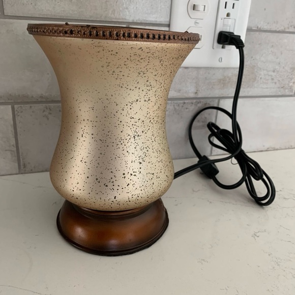 SCENTSY Cream Tulip Lamp Shade Warmer EUC - Picture 3 of 8